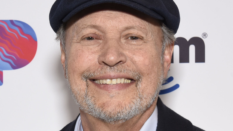 Billy Crystal souriant lors d'un événement