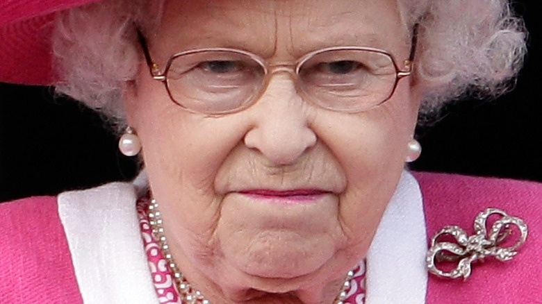 La reine Elizabeth II fronce les sourcils lors d'un engagement