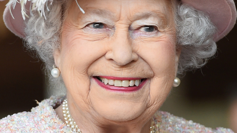 La reine Elizabeth II sourit