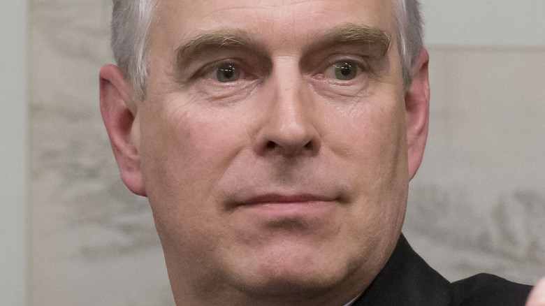 Le prince Edward évite-t-il volontairement le prince Andrew ?