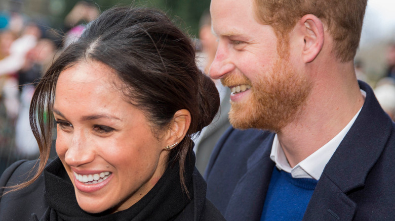 Meghan Markle et le prince Harry sourient