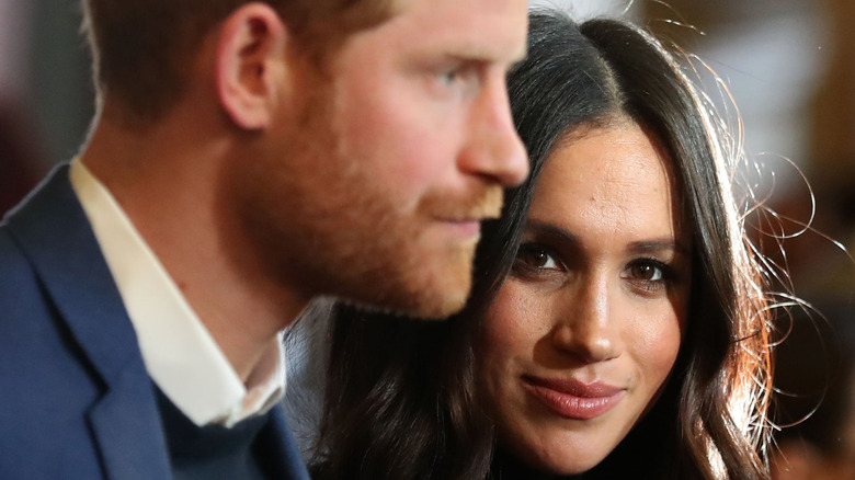 Meghan Markle et le prince Harry regardent dans des directions différentes