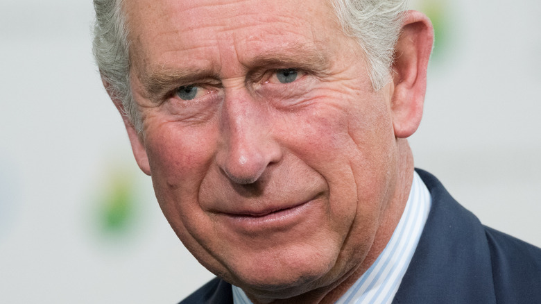 Le prince Charles a l'air agacé