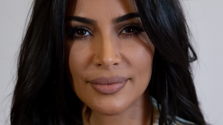 Kim Kardashian souriante