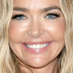 L’explication de Denise Richards pour voler sans masque fait tourner les têtes