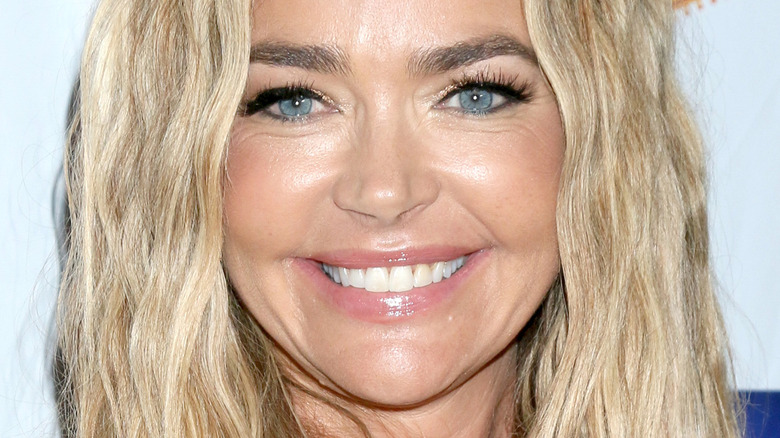 L’explication de Denise Richards pour voler sans masque fait tourner les têtes