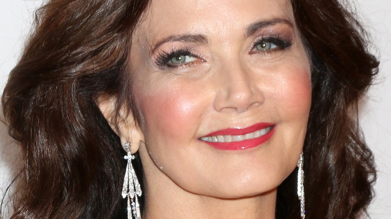 Lynda Carter étonne les fans avec son apparition sur une nouvelle photo