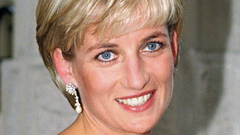 La princesse Diana en robe blanche