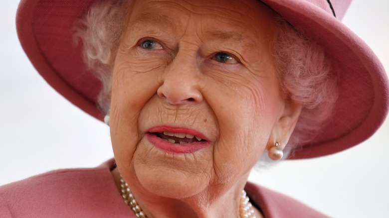 La reine Elizabeth II sourit