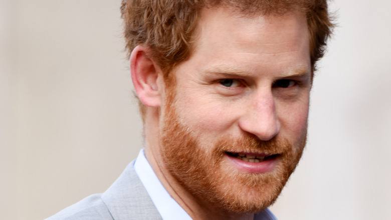 Prince Harry fronçant les sourcils