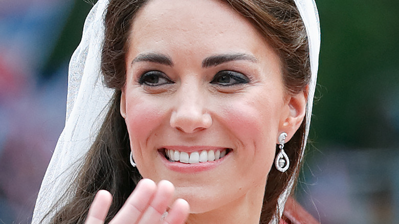 Kate Middleton souriante et saluant