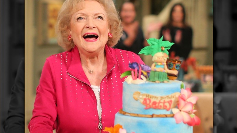 Betty White fête le gâteau d'anniversaire