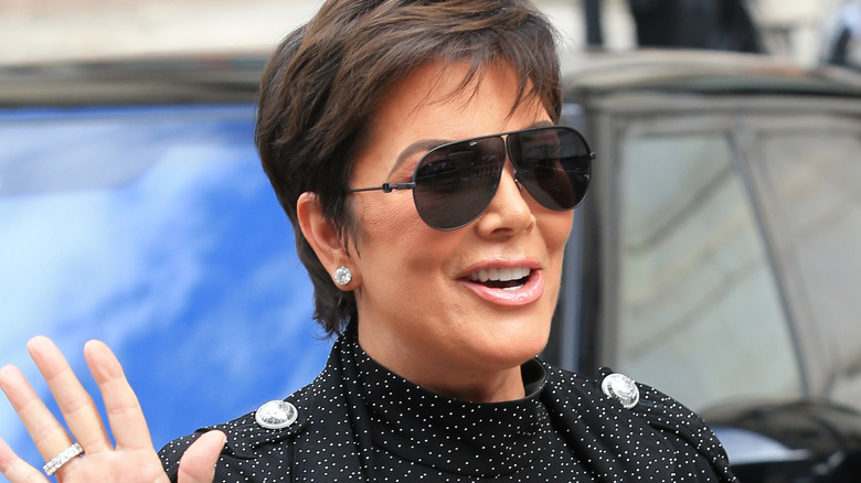 Kris Jenner portant des lunettes de soleil