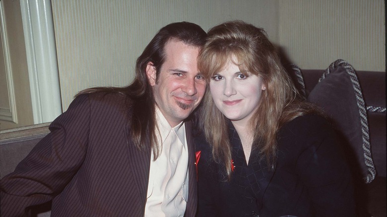 Trisha Yearwood et Robert Reynolds sourient et posent lors d'une soirée Grammy en 1995