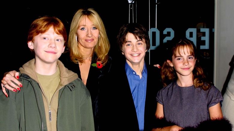 Rupert Grint, Jk Rowling, Daniel Radcliffe et Emma Watson sur un tapis rouge