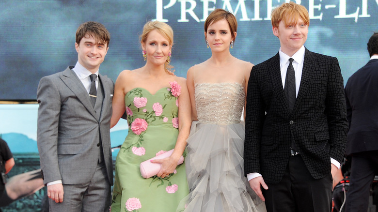 daniel radcliffe, emma watson, jk rowling et rupert grint sur un tapis rouge