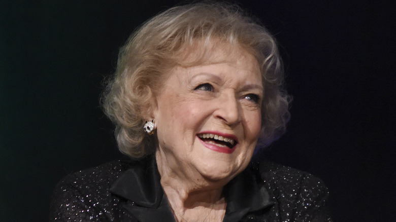 Betty White est assise sur scène lors d'un événement