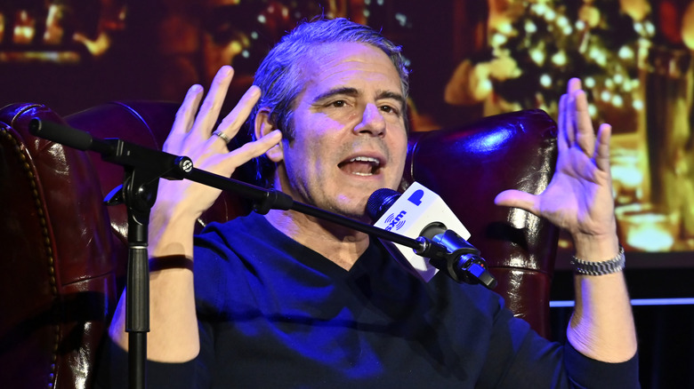 Andy Cohen s'exprimant au micro