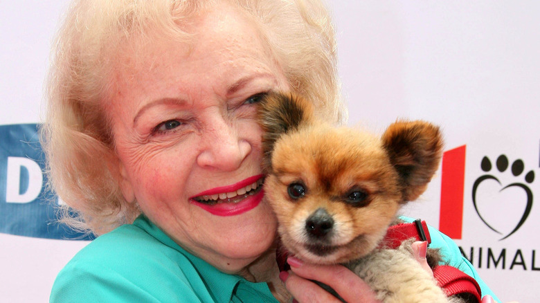 Betty White tenant un chiot