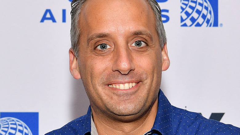 Joe Gatto portant une chemise bleue