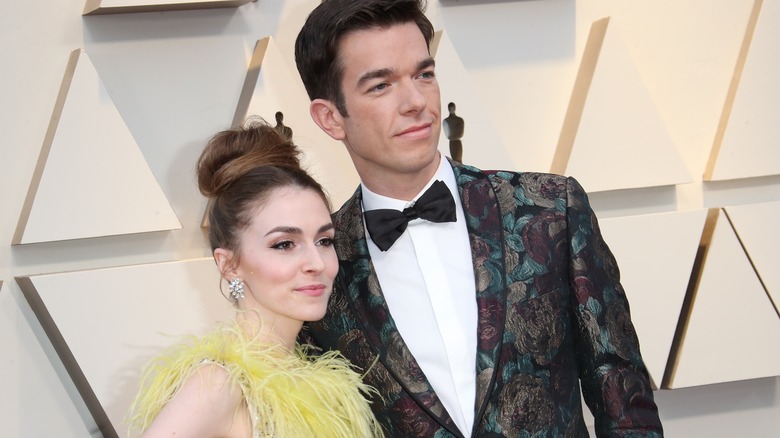 Anna Marie Tendler et John Mulaney posent