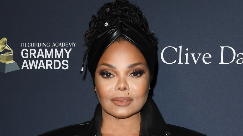 Janet Jackson portant un bandeau