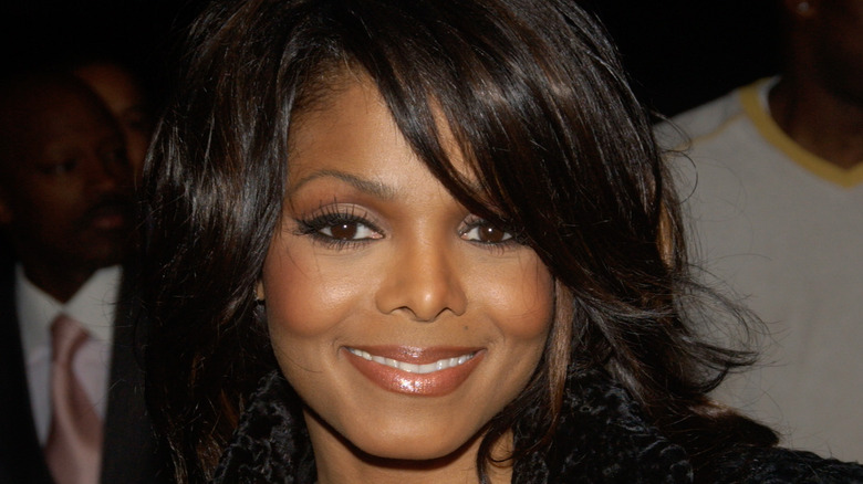 Janet Jackson avec une frange sur le côté