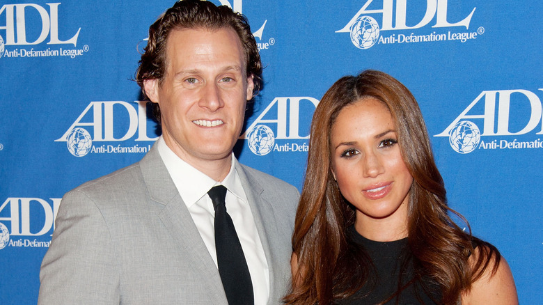 Meghan Markle avec Trevor Engelson sur le tapis rouge