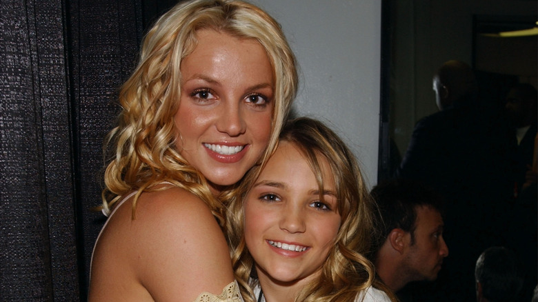 Britney Spears et Jamie Lynn Spears souriant