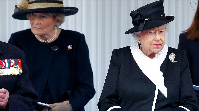 La reine Elizabeth II assise avec Lady Diana Farnham