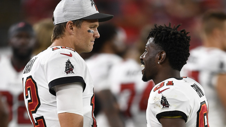 Tom Brady et Antonio Brown sur le terrain