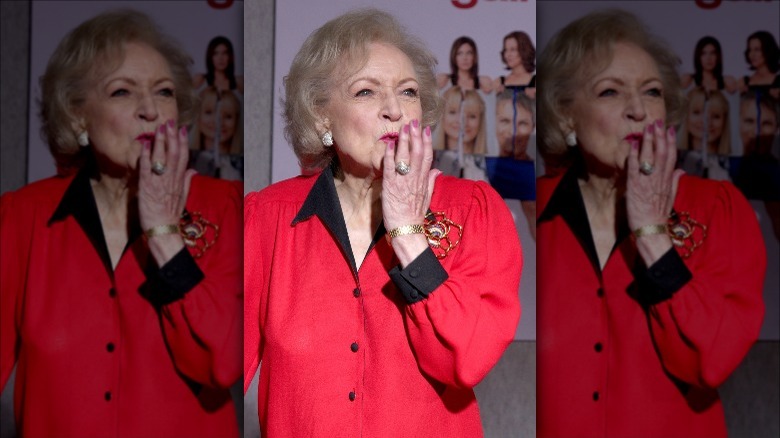 Betty White souffle un baiser