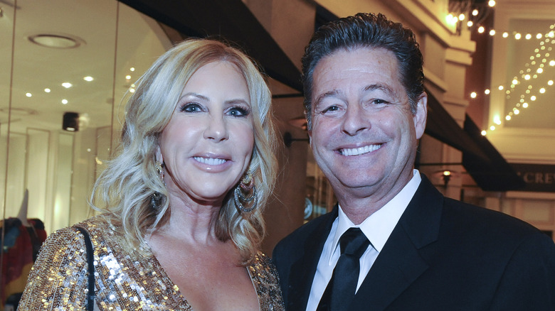 Vicki Gunvalson et Steve Lodge souriant lors d'un événement