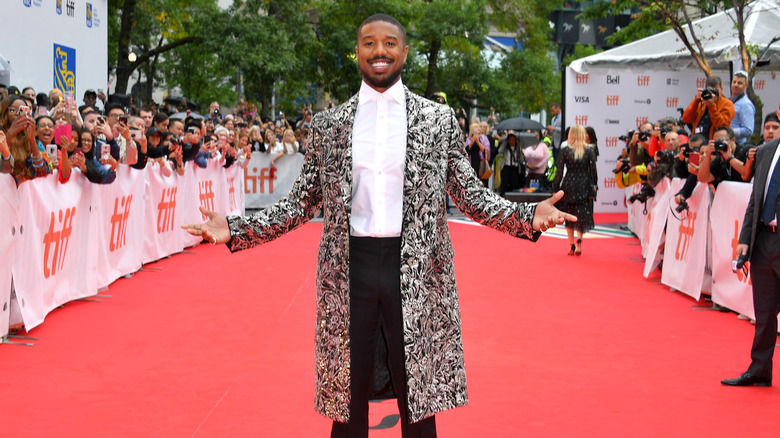 Michael B. Jordan posant sur le tapis rouge