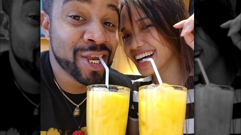 Tarik Myers et Hazel Cagalitan buvant du jus