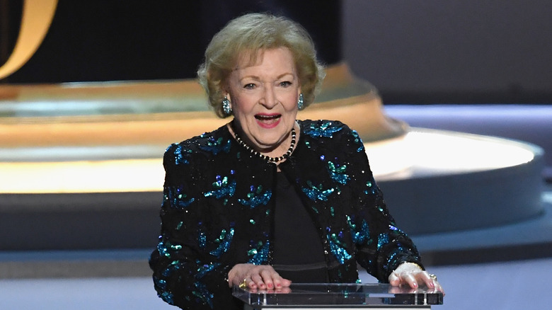 Betty White s'exprimant sur le podium 