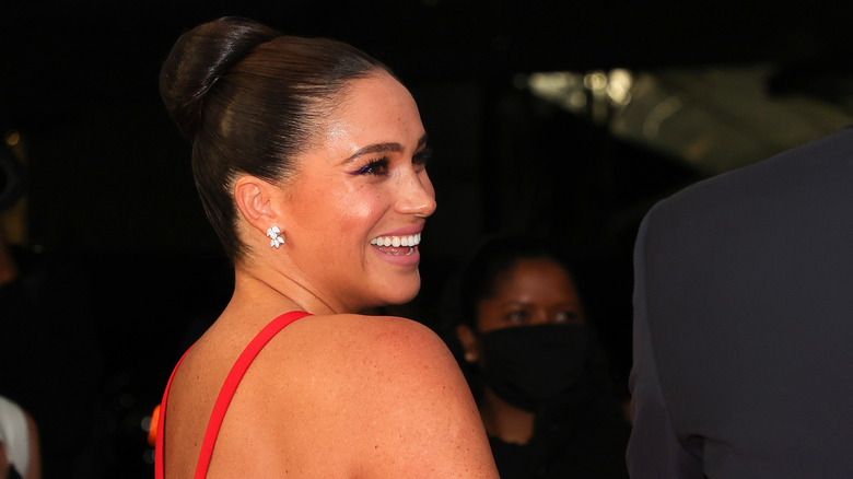 meghan markle souriant