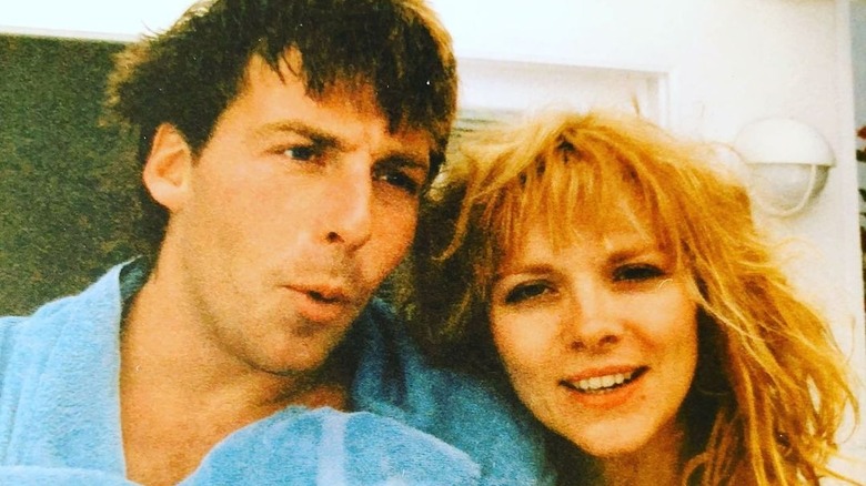 Kim Cattrall souriant avec son frère Chris Cattrall