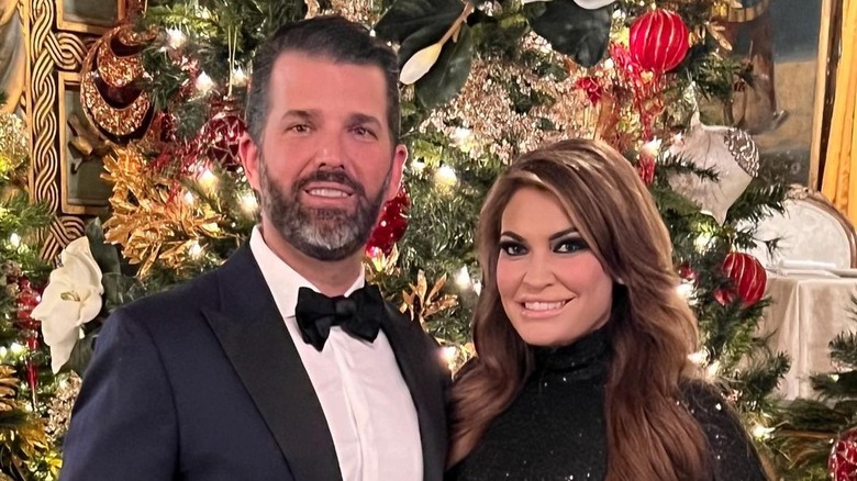 Donald Trump Jr. et sa fiancée Kimberly Guilfoyle sourient