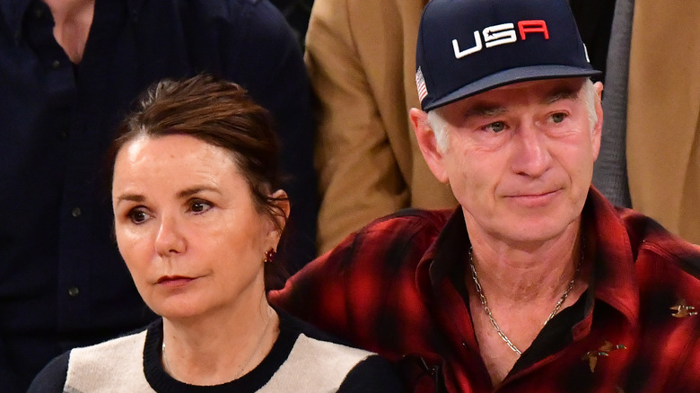 Patty Smyth et John McEnroe assis à côté de la cour