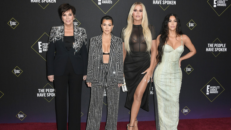 Kris Jenner, Kourtney Kardashian, Khloé Kardashian et Kim Kardashian à la soirée E! Prix ​​du public