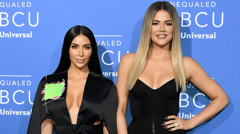 Kim Kardashian et Khloé Kardashian souriantes