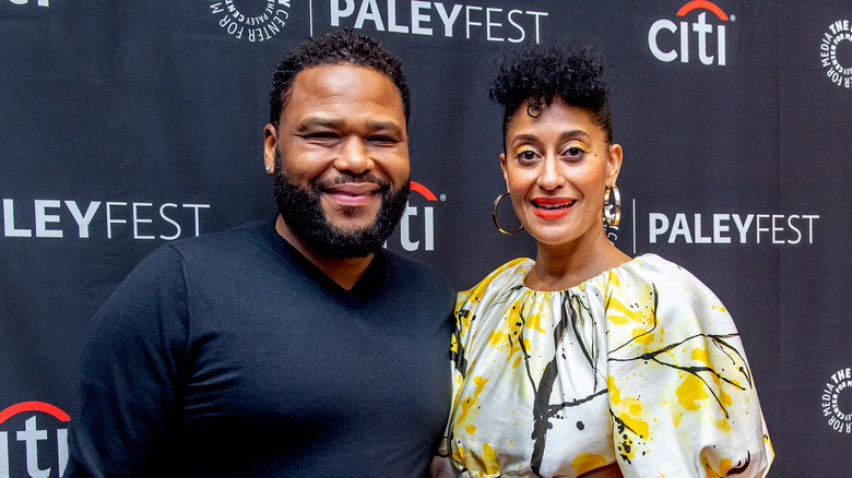 Tracee Ellis Ross et Anthony Anderson sourient 