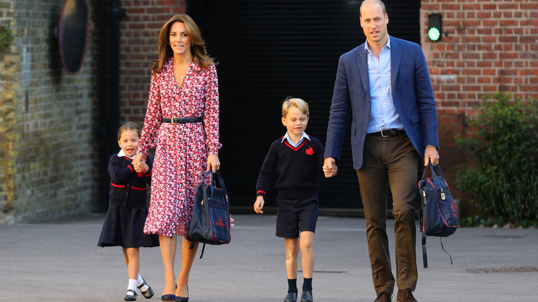 La princesse Charlotte et le prince George avec le duc et la duchesse de Cambridge lors de leur premier jour d'école