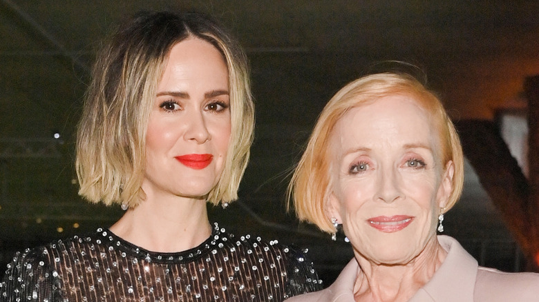 Sarah Paulson et Holland Taylor sourient