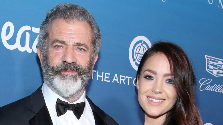 Mel Gibson et Rosalind Ross lors d'un événement