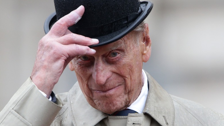 Prince Philip tenant un chapeau haut de forme noir