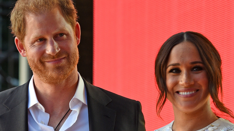 Le prince Harry et Meghan Markle sourient