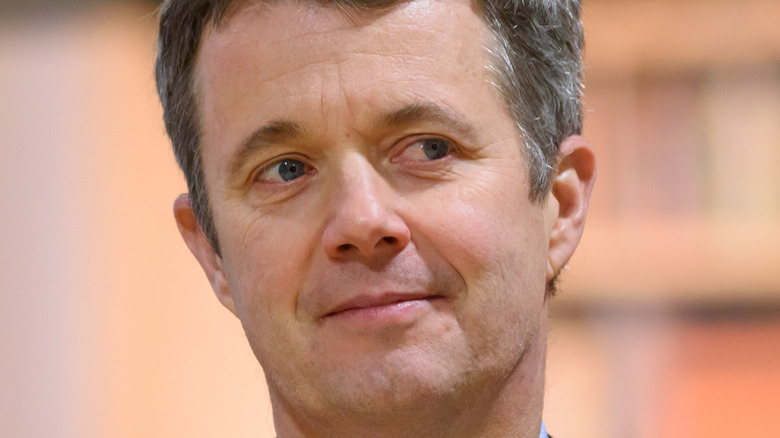 Le prince héritier Frederik de Danemark regardant de côté