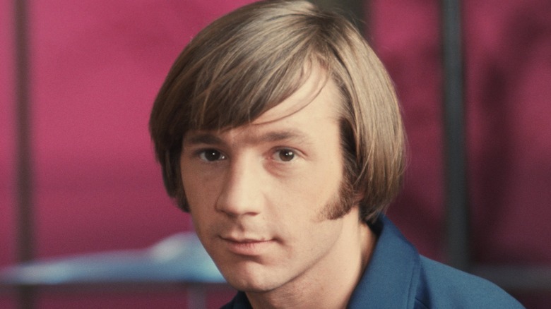 Peter Tork pose pour une photo en studio